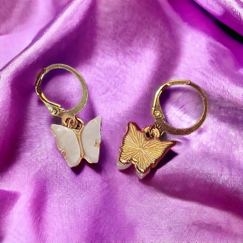 🛍️ 𝑾𝒉𝒊𝒕𝒆 & 𝑮𝒐𝒍𝒅 𝑩𝒖𝒕𝒕𝒆𝒓𝒇𝒍𝒚 𝑫𝒓𝒐𝒑 𝑬𝒂𝒓𝒓𝒊𝒏𝒈𝒔 - Picture 2 of 3